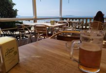 La venta de cerveza se desploma por el cierre de los bares Playa de La Lanzada en O Grove