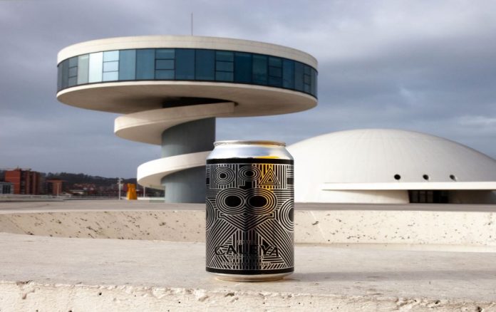 Lata de cerveza Caleya en Centro Niemeyer, en Avilés