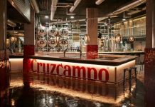 Cruzcampo reabre su microcervecería de Málaga presentando una nueva cerveza