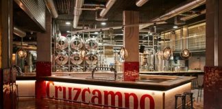 Cruzcampo reabre su microcervecería de Málaga presentando una nueva cerveza