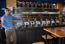 Alex Bazzoli, propietario de Los Grifos: «Somos como una gasolinera de cervezas artesanas» Alex Bazzoli en autoservicio de Los Grifos